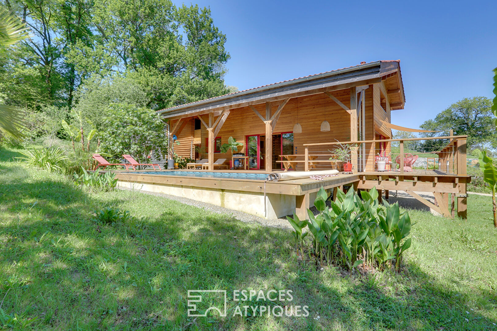 L’élégante maison en bois dans son écrin de verdure