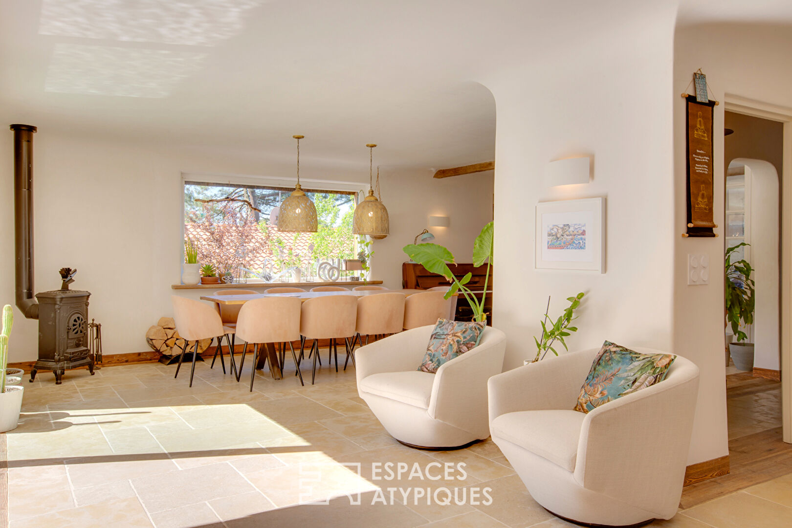 Maison à la rénovation de qualité et sa piscine vue forêt
