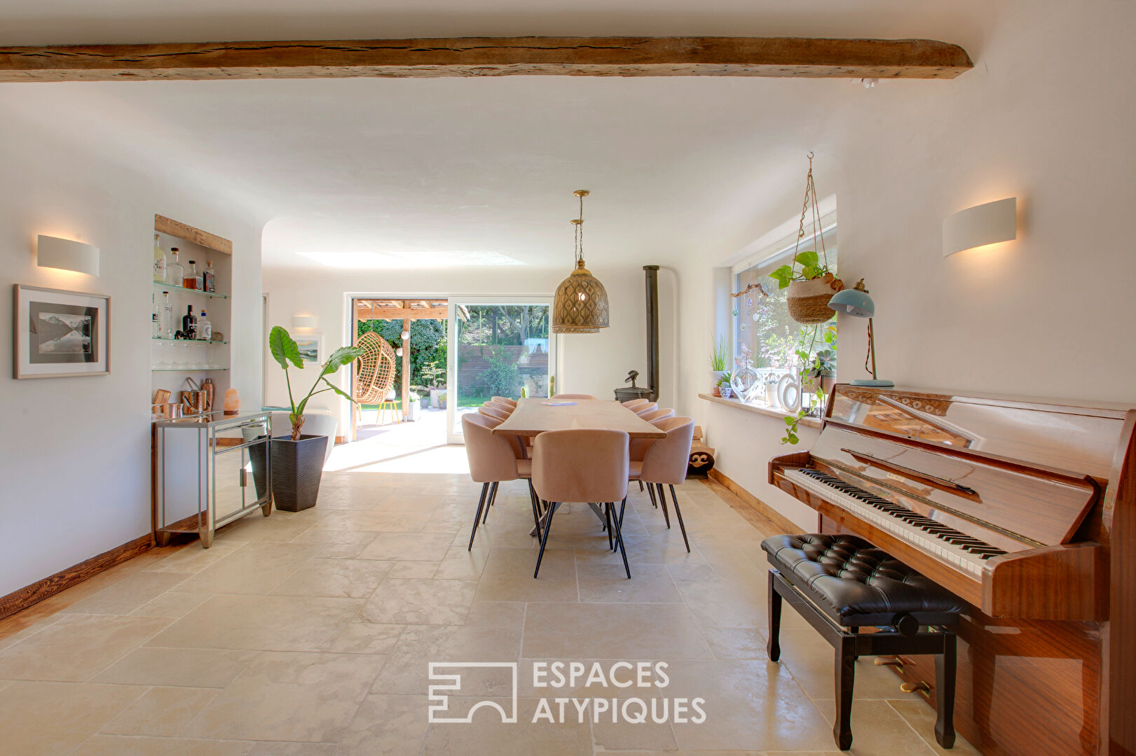 Maison à la rénovation de qualité et sa piscine vue forêt