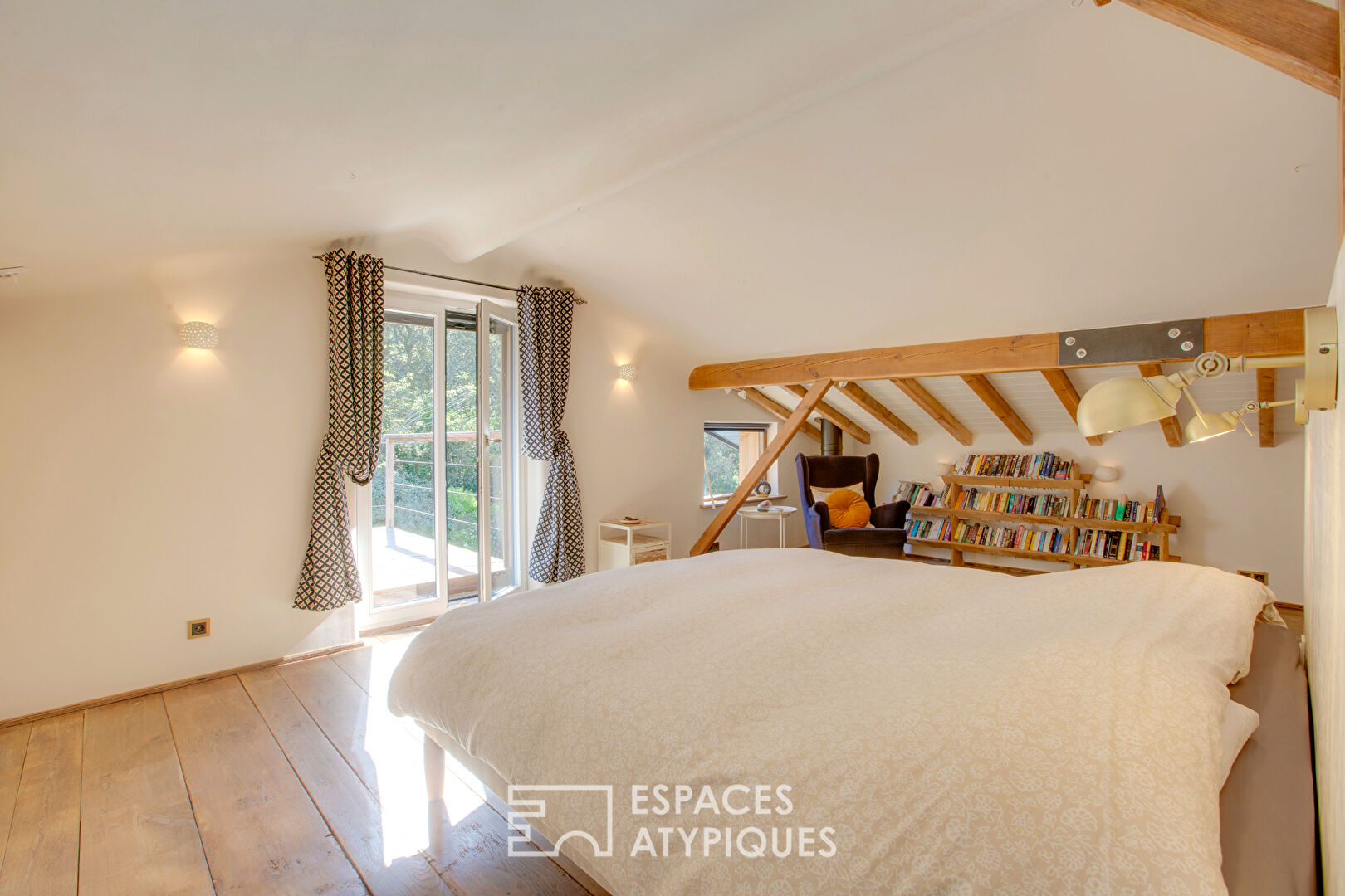 Maison à la rénovation de qualité et sa piscine vue forêt