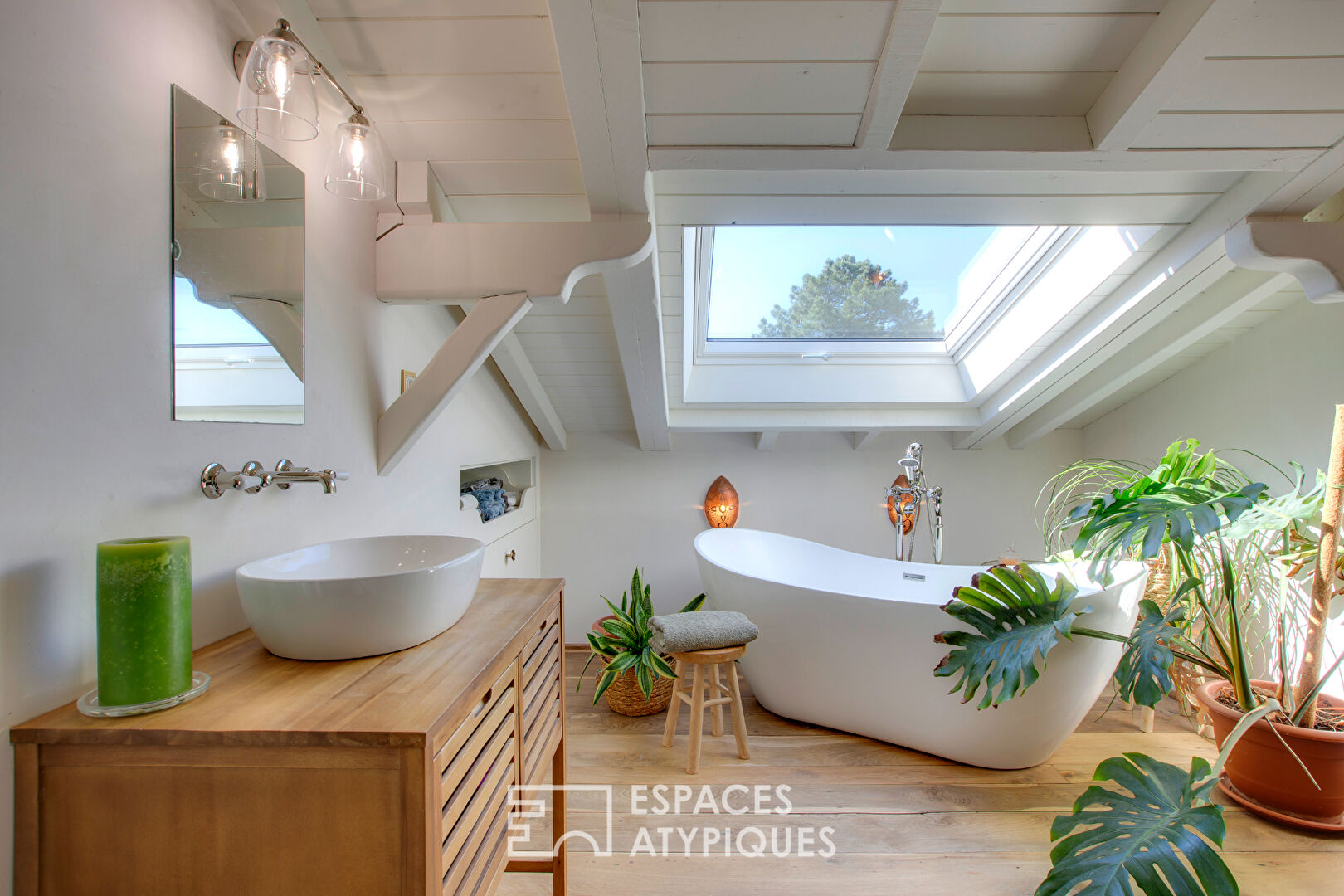 Maison à la rénovation de qualité et sa piscine vue forêt