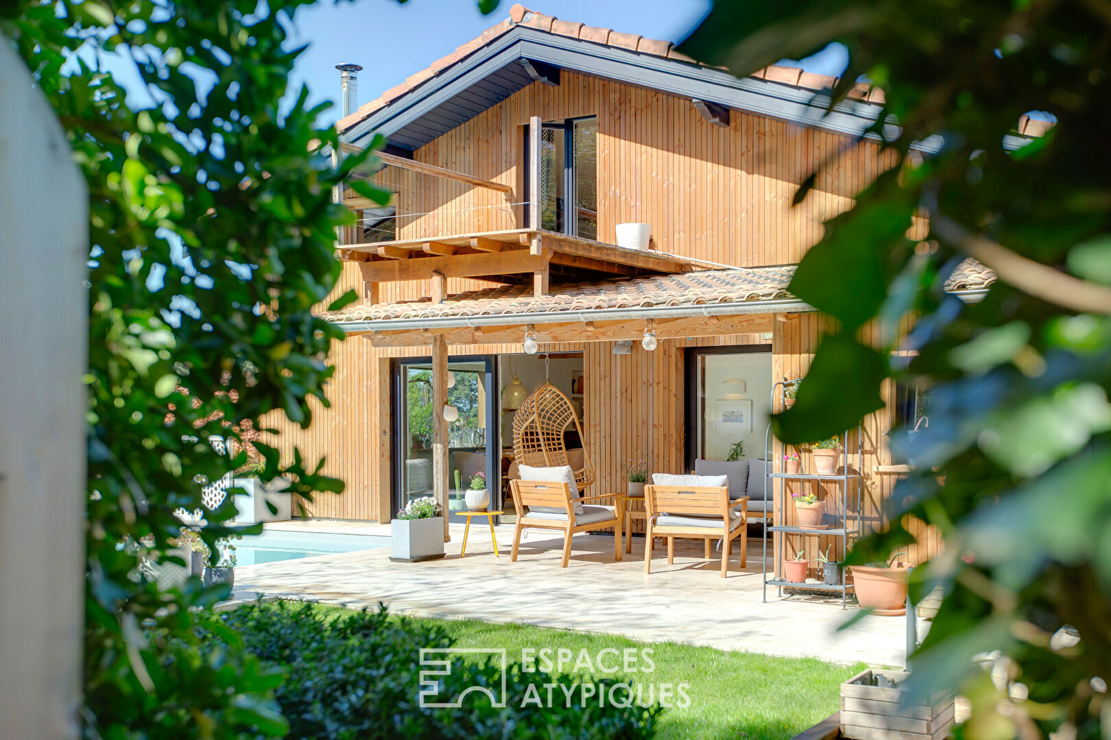 Maison à la rénovation de qualité et sa piscine vue forêt