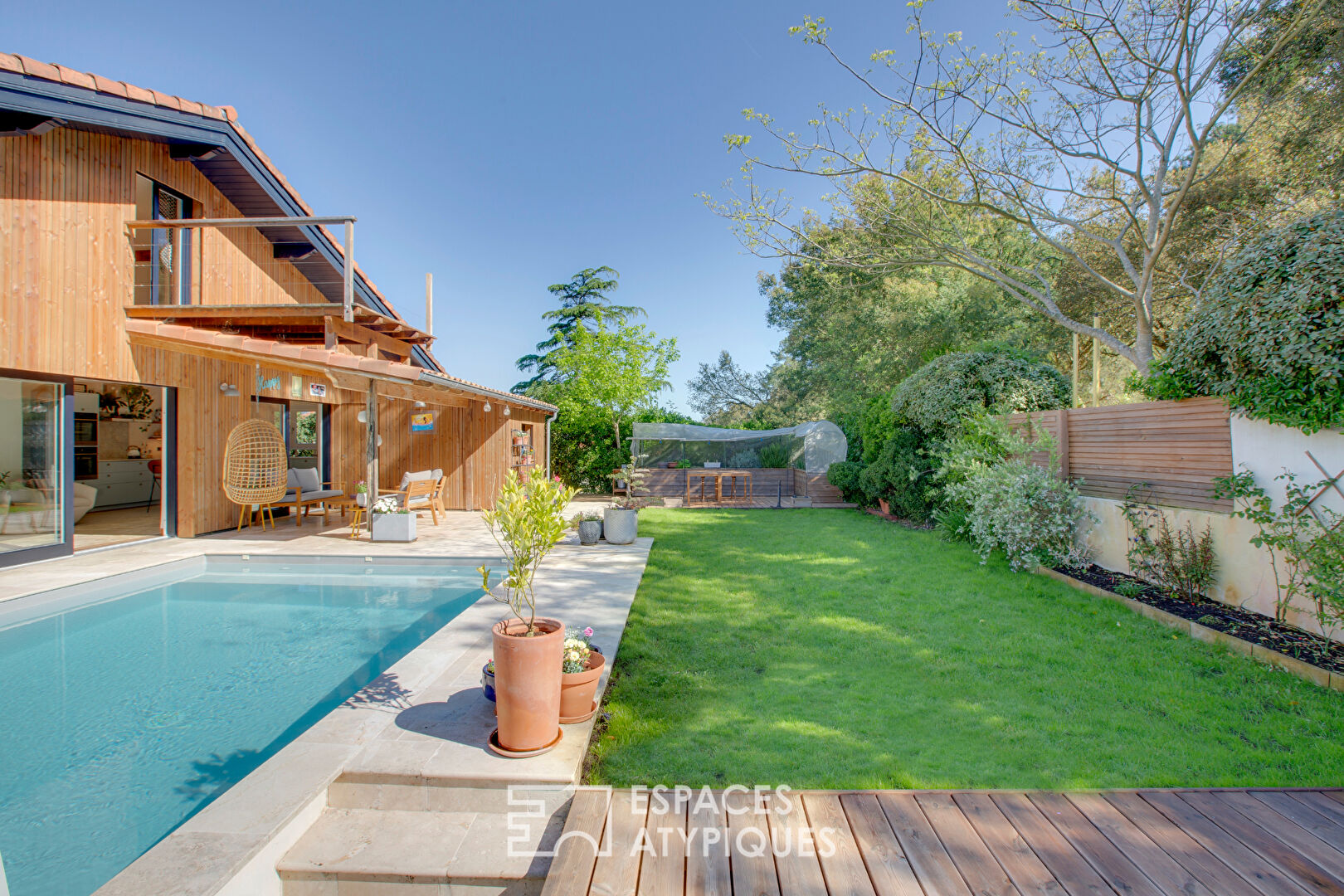 Maison à la rénovation de qualité et sa piscine vue forêt
