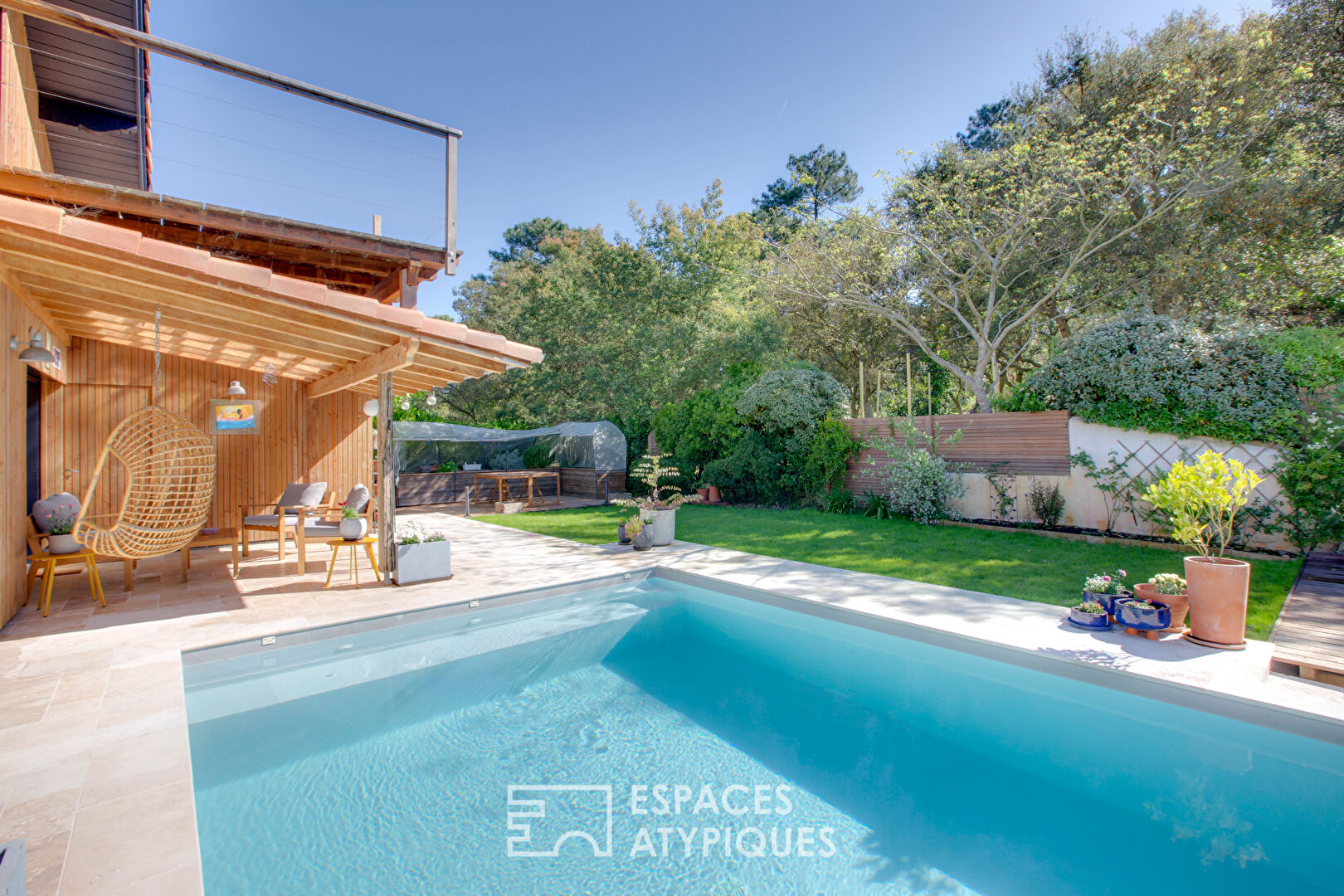 Maison à la rénovation de qualité et sa piscine vue forêt