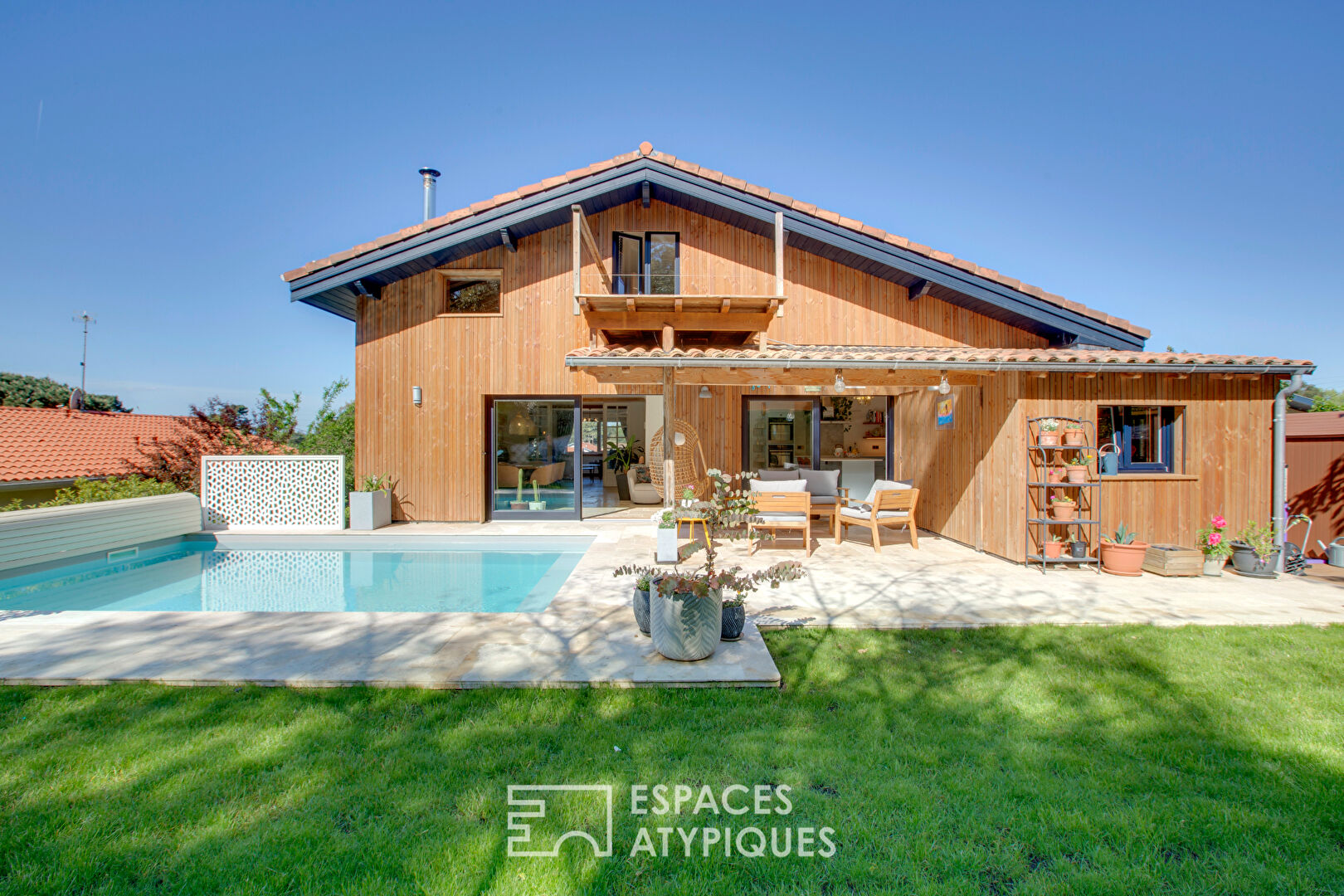 Maison à la rénovation de qualité et sa piscine vue forêt