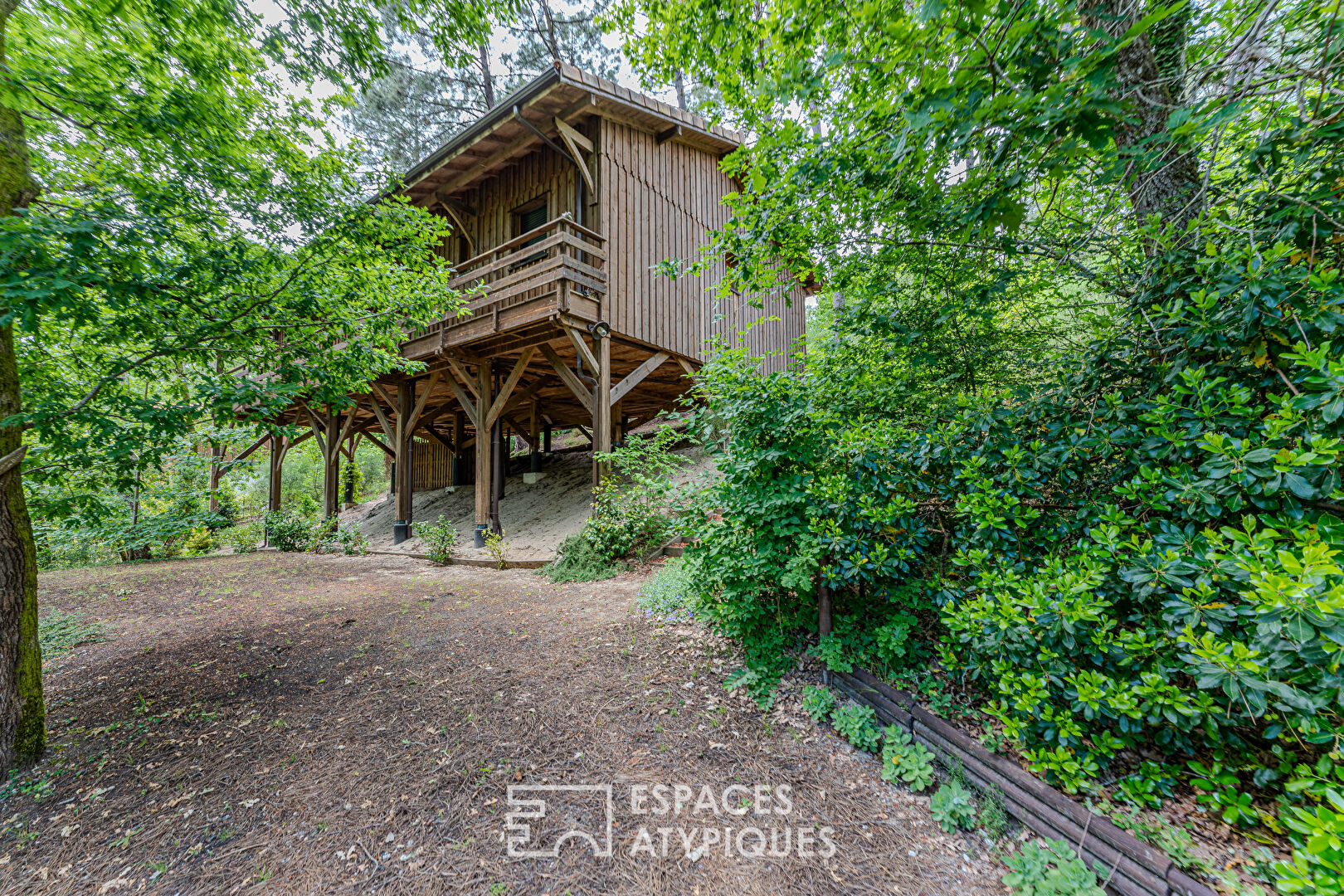 Maison perchée dans la nature à la lisière du Golf