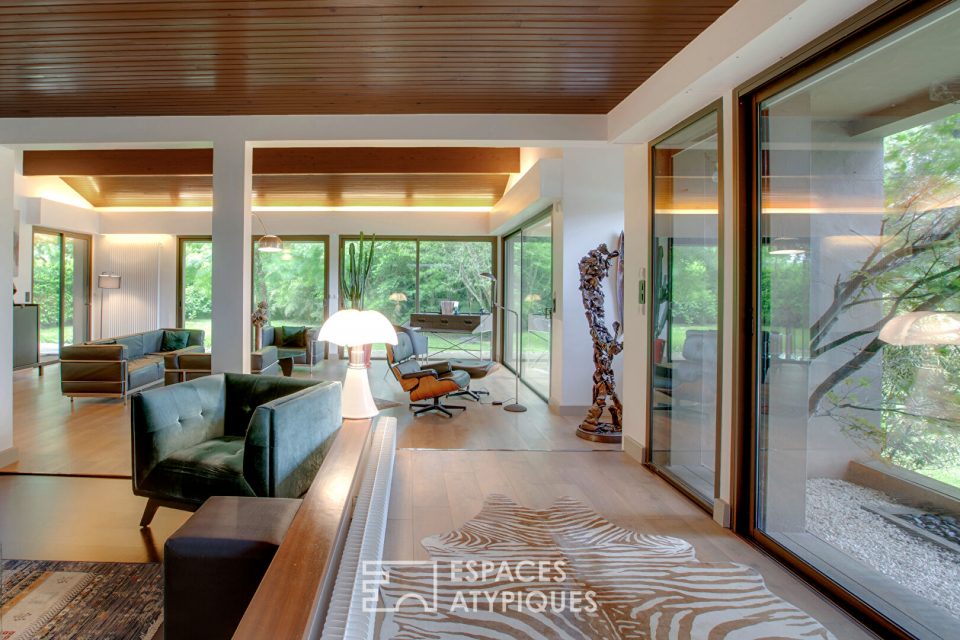Maison d'architecte revisitée au style seventies et son parc arboré