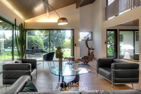 Maison d’architecte revisitée au style seventies et son parc arboré