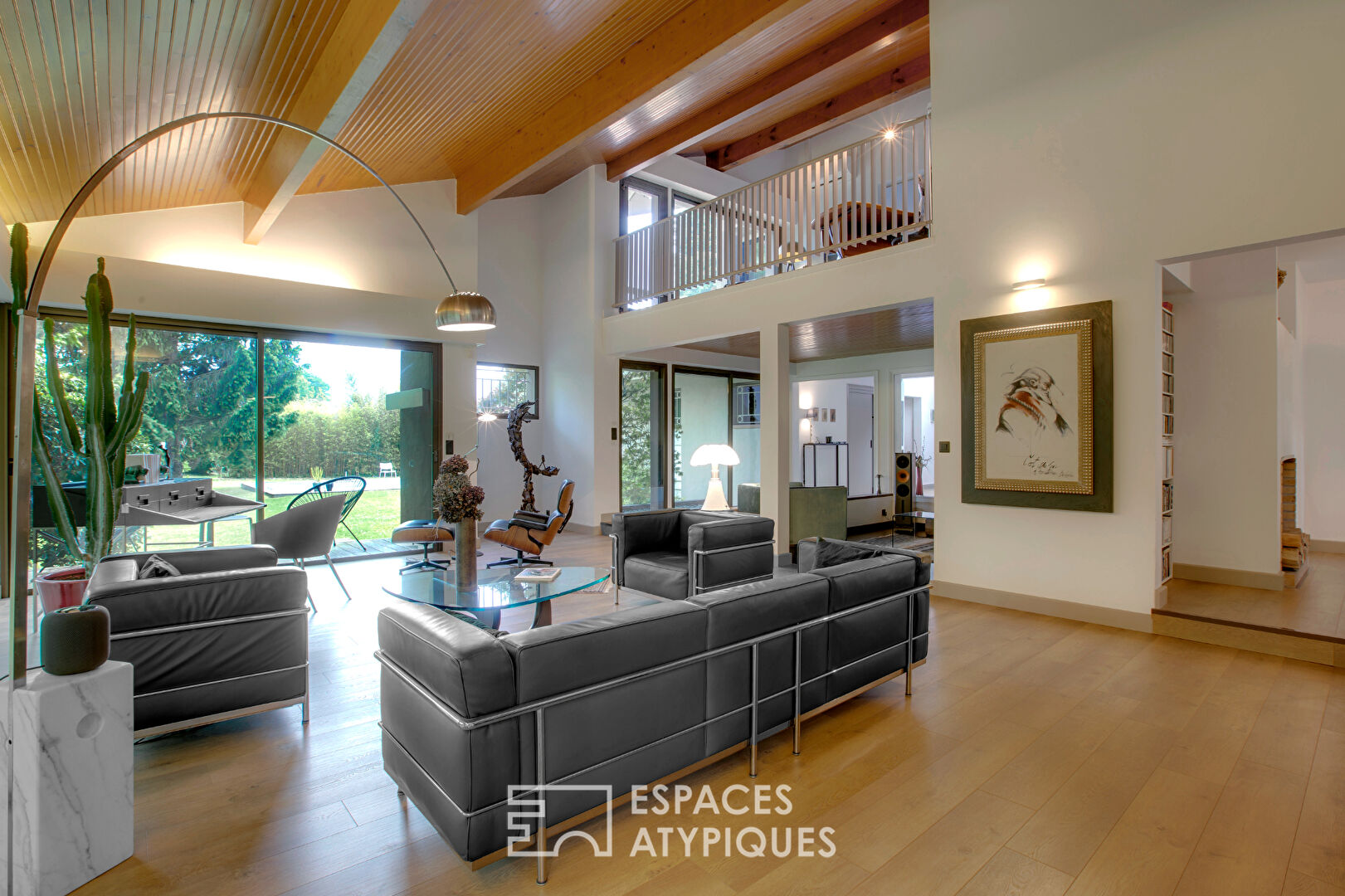 Maison d’architecte revisitée au style seventies et son parc arboré