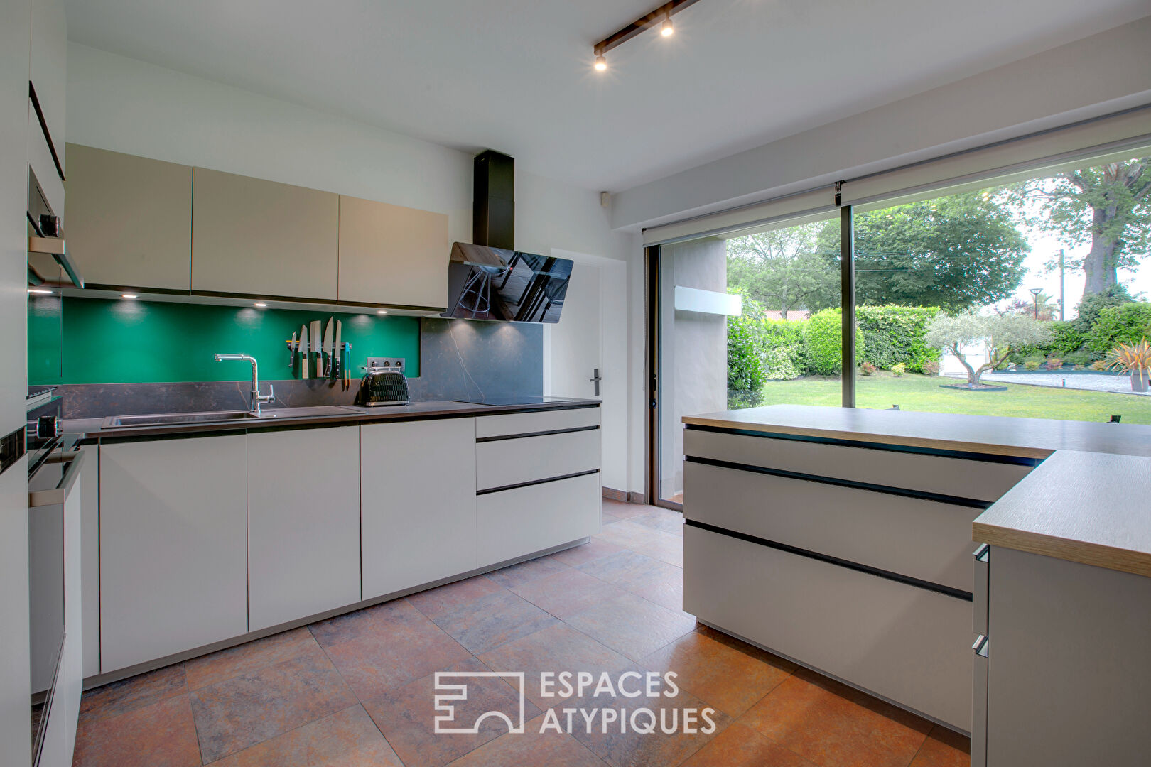Maison d’architecte revisitée au style seventies et son parc arboré