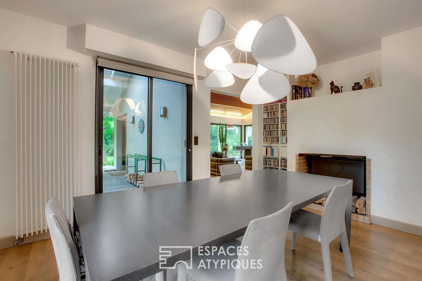 Maison d’architecte revisitée au style seventies et son parc arboré