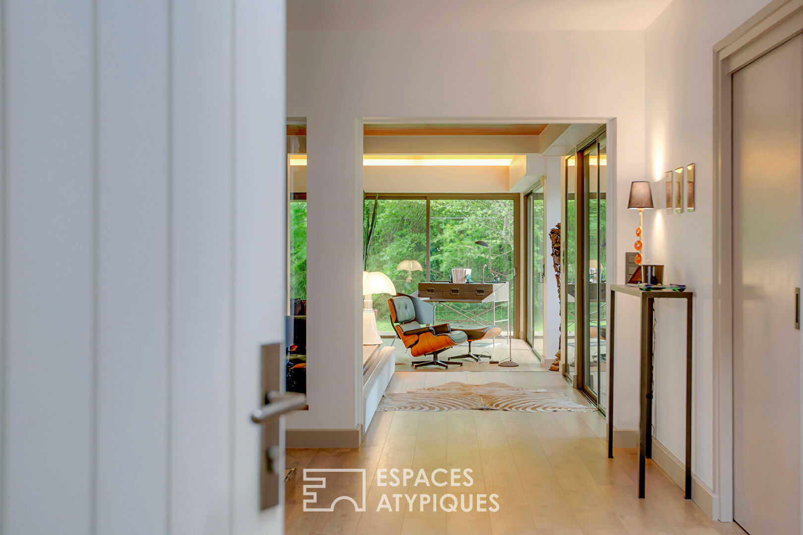 Maison d’architecte revisitée au style seventies et son parc arboré