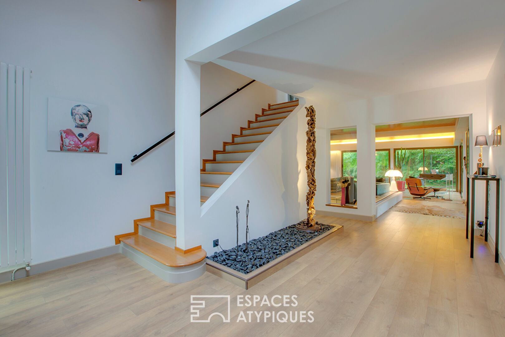 Maison d’architecte revisitée au style seventies et son parc arboré