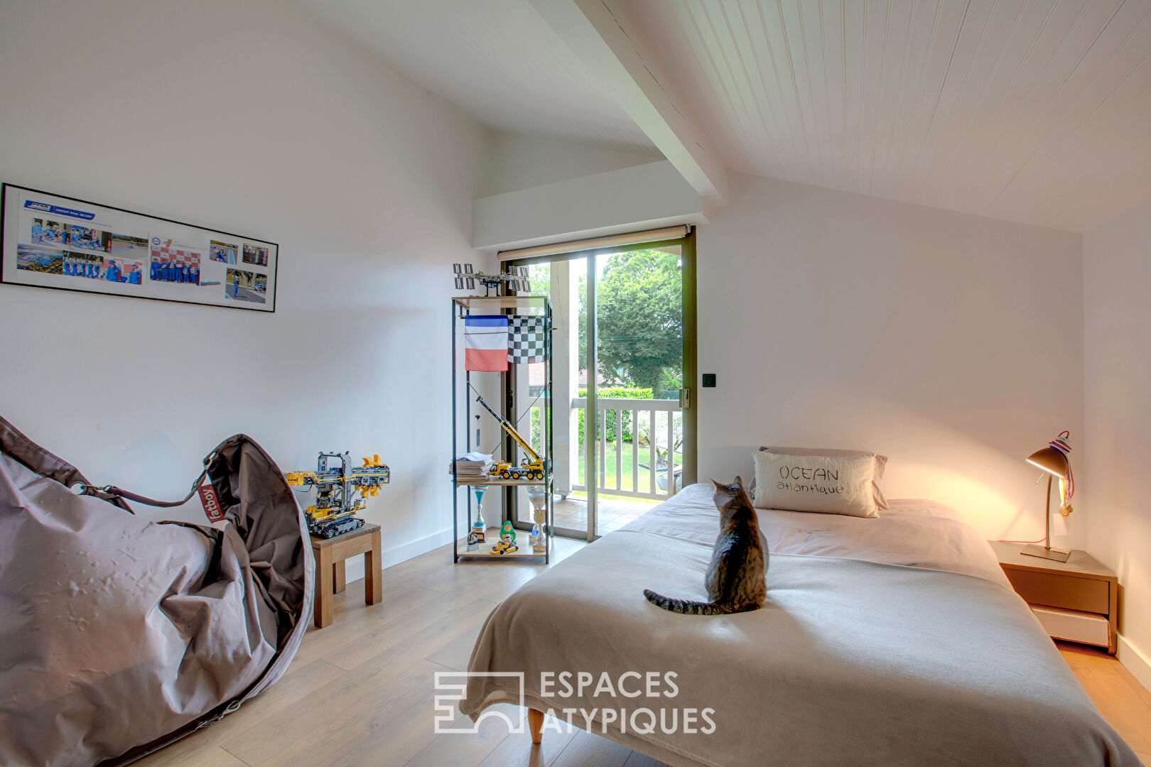 Maison d’architecte revisitée au style seventies et son parc arboré