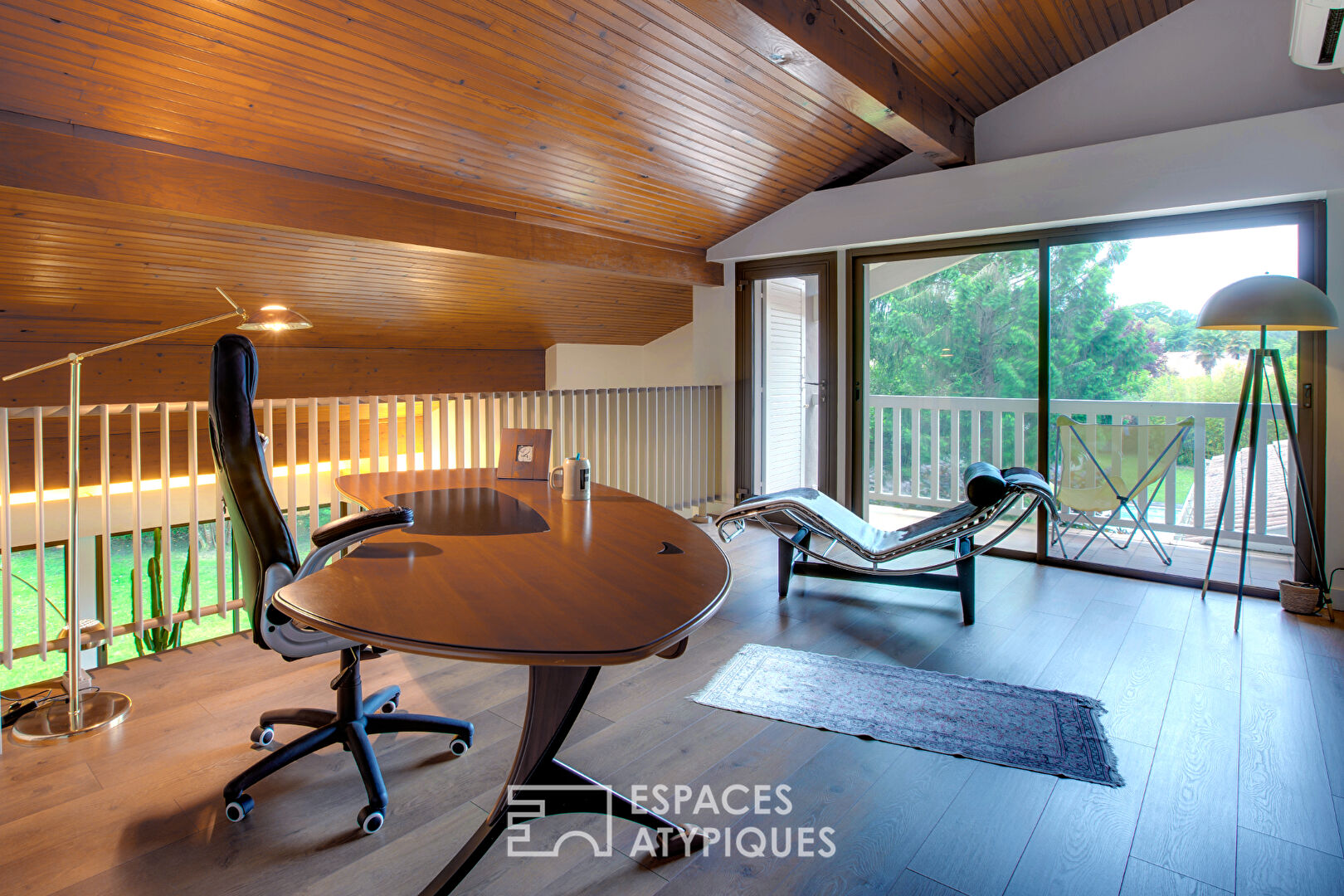 Maison d’architecte revisitée au style seventies et son parc arboré