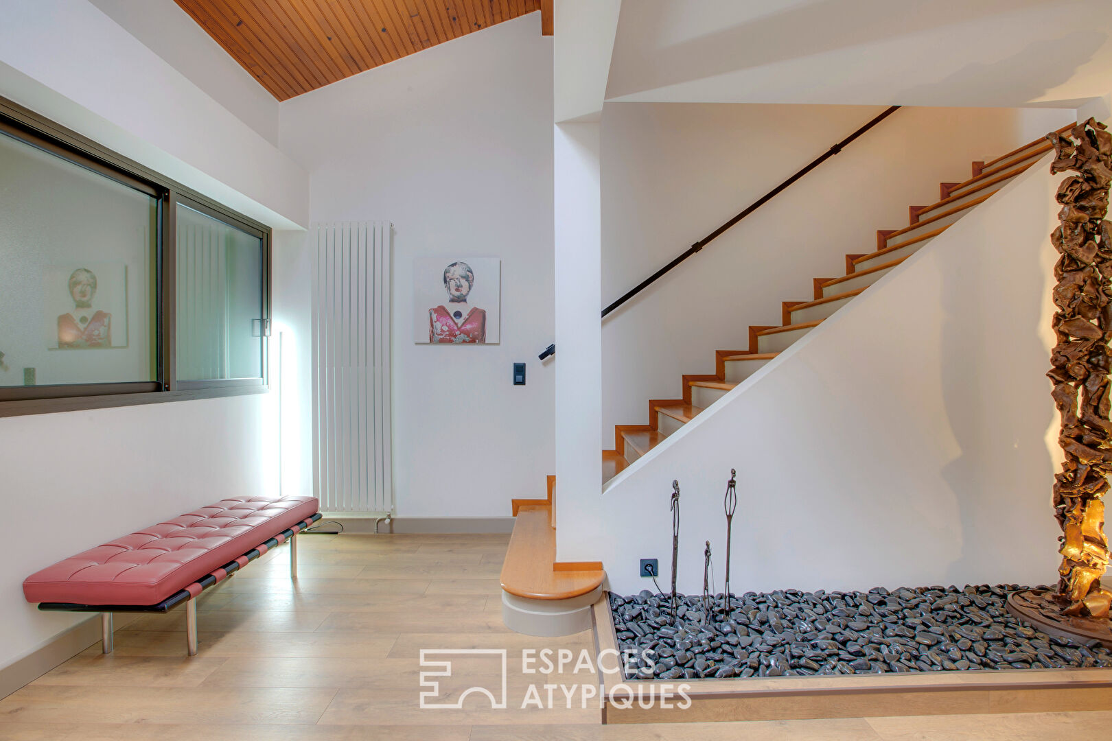 Maison d’architecte revisitée au style seventies et son parc arboré