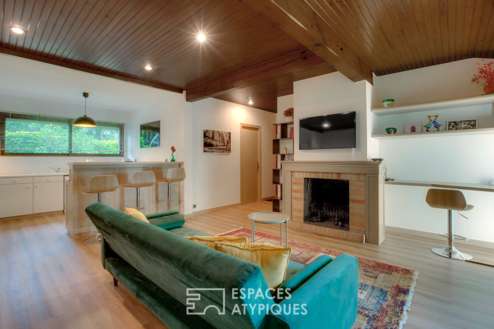 Maison d’architecte revisitée au style seventies et son parc arboré