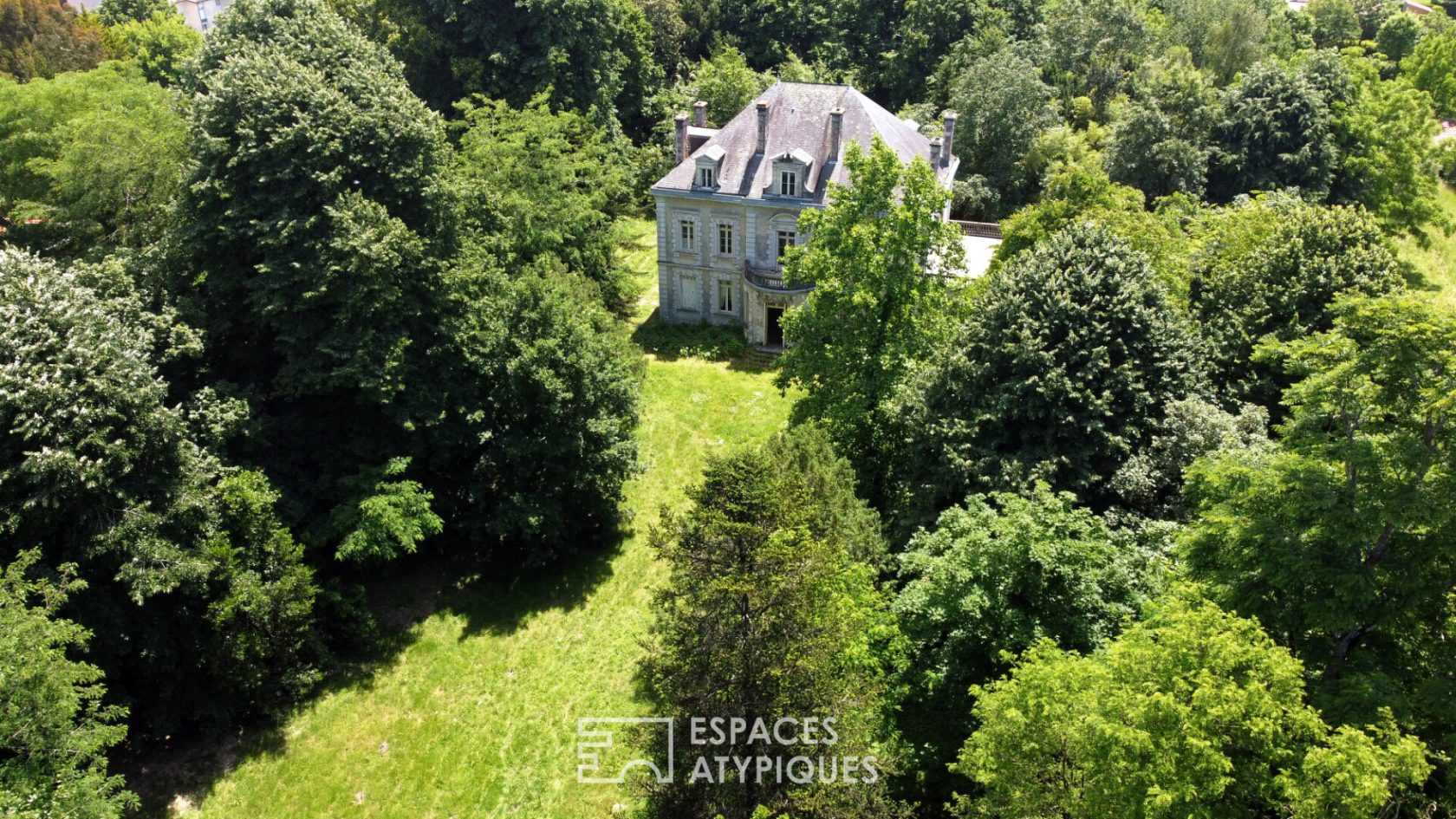 Château historique avec son parc arboré au coeur de la ville
