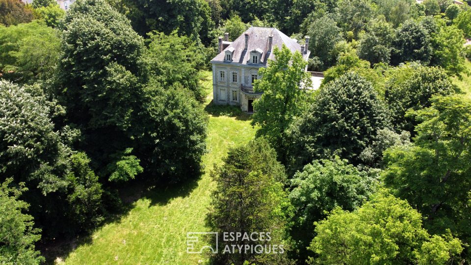 Château historique avec son parc arboré au coeur de la ville