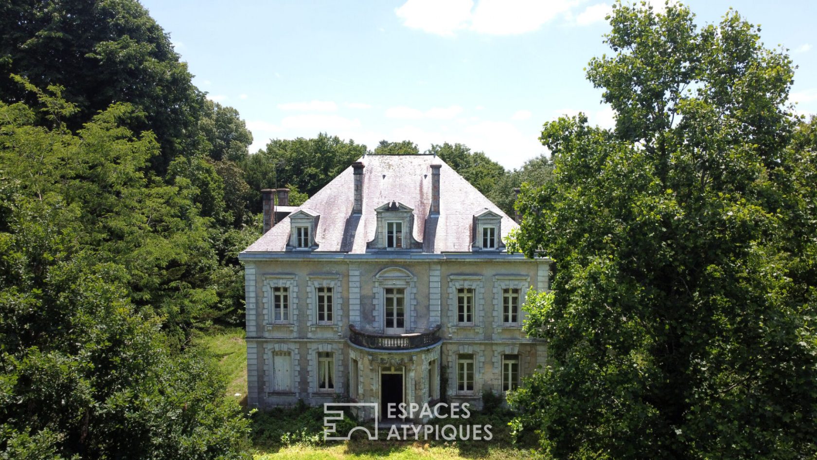 Château historique avec son parc arboré au coeur de la ville