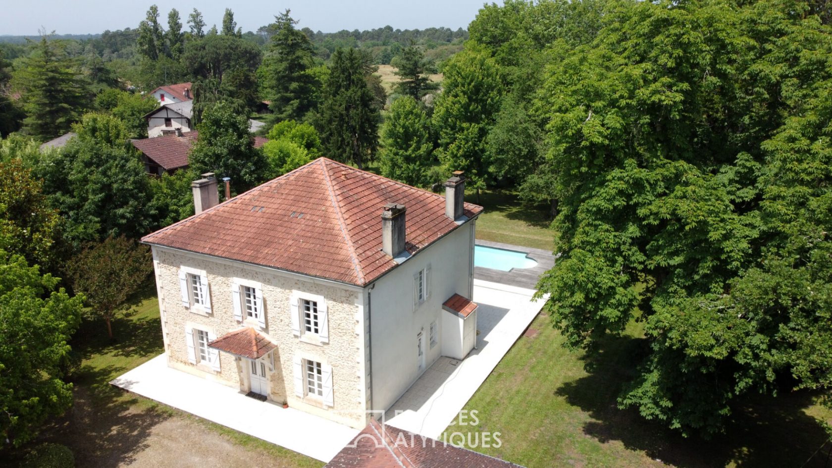 Maison de charme avec piscine et dépendance
