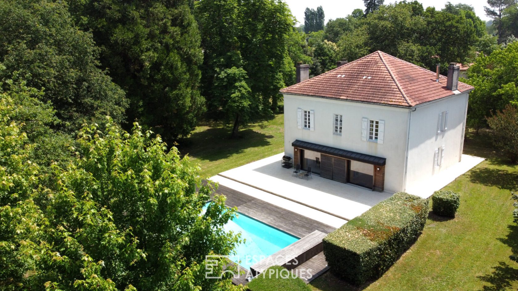 Maison de charme avec piscine et dépendance