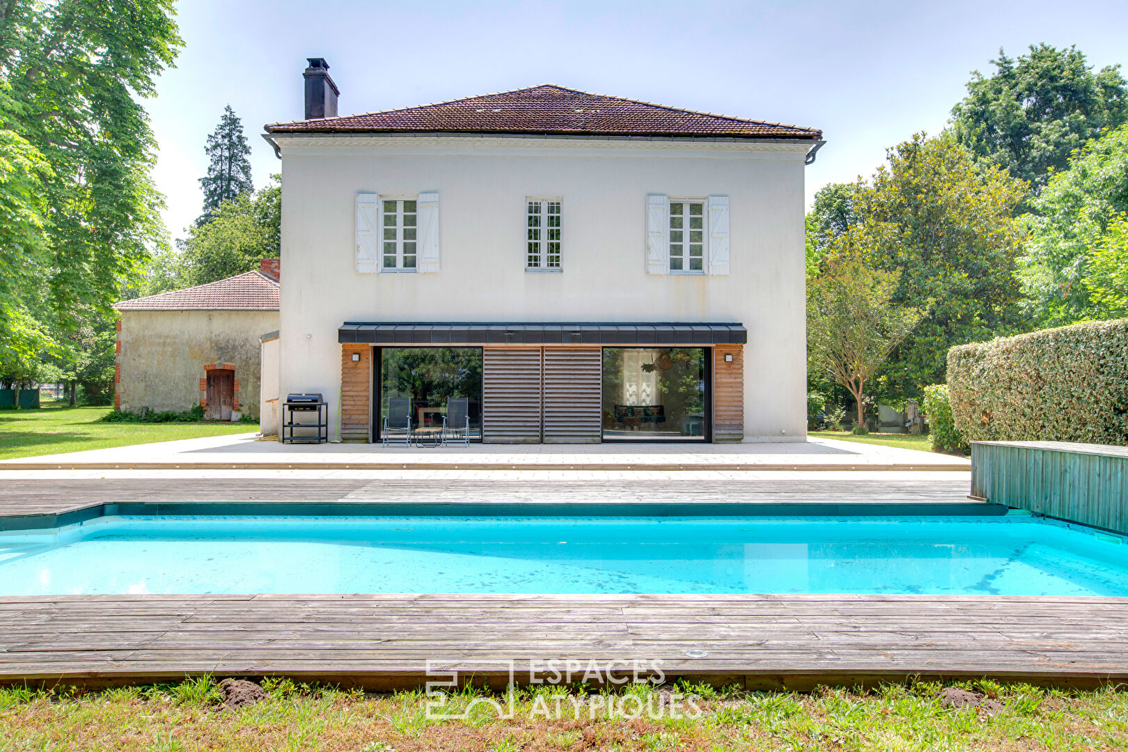 Maison de charme avec piscine et dépendance