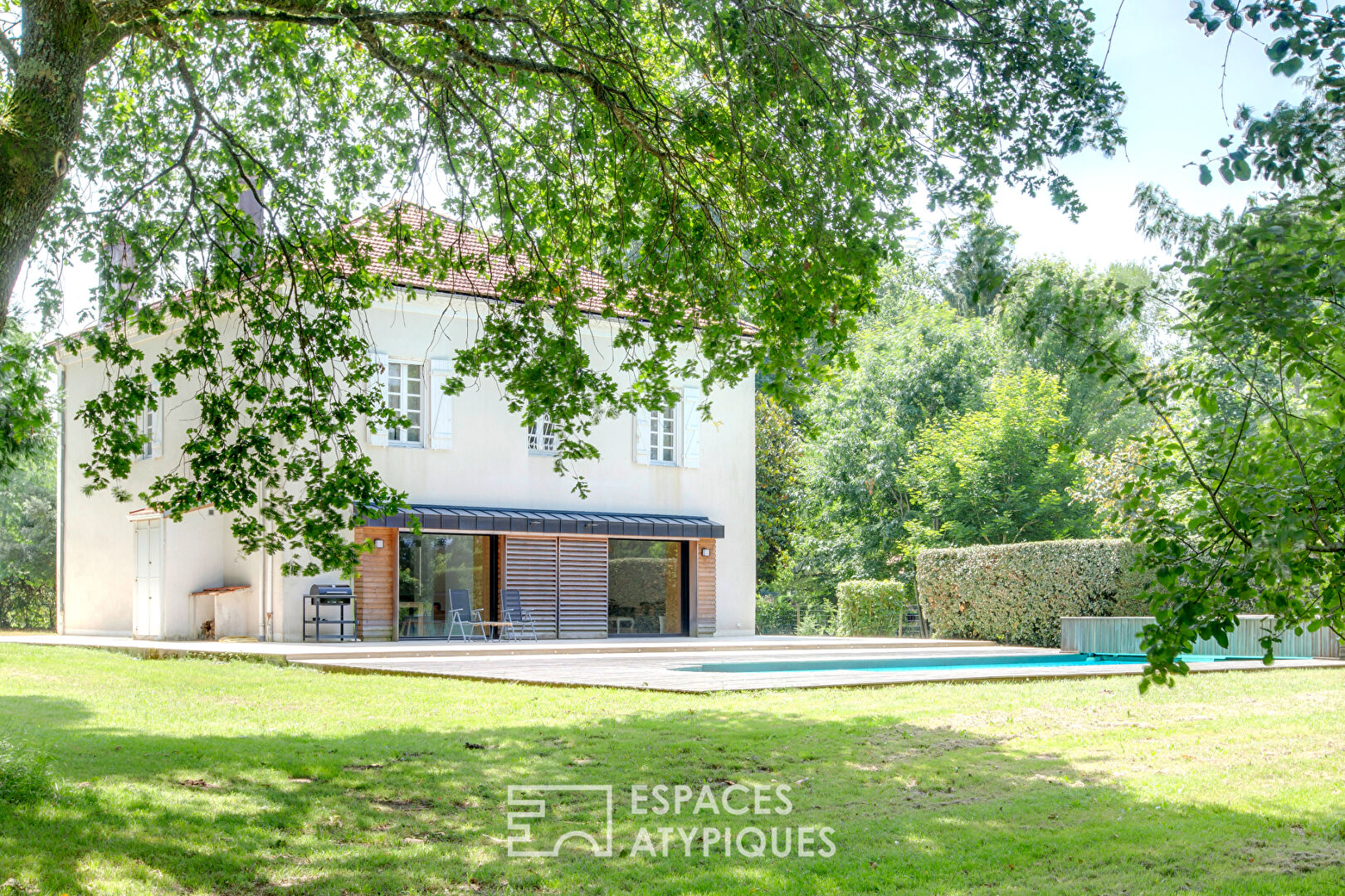 Maison de charme avec piscine et dépendance