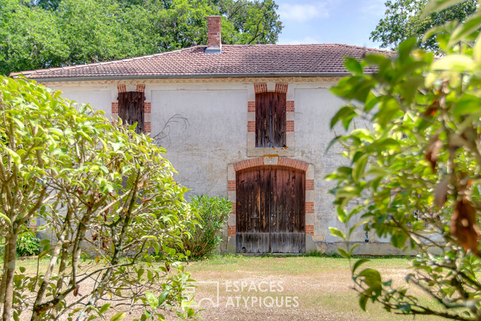 Maison de charme avec piscine et dépendance
