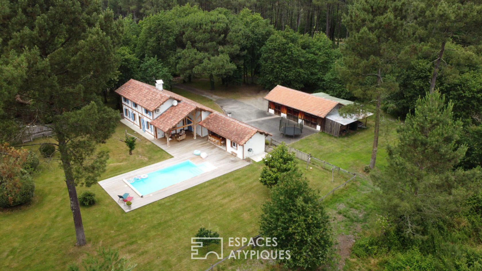 Propriété avec gîte et piscine dans un écrin de verdure