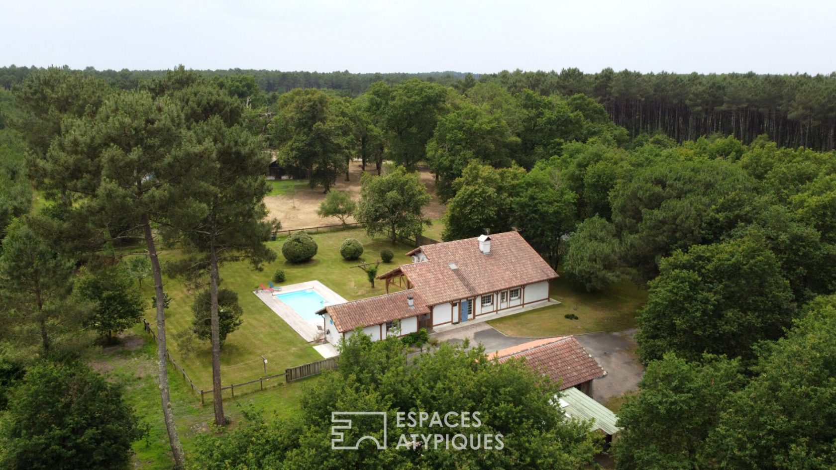 Propriété avec gîte et piscine dans un écrin de verdure