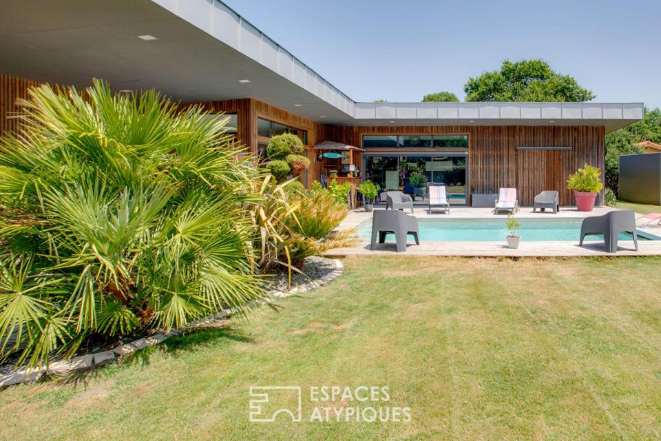 Villa d'architecte aux lignes épurées et sa piscine plein Sud