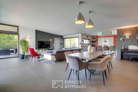 Villa d&rsquo;architecte aux lignes épurées et sa piscine plein Sud
