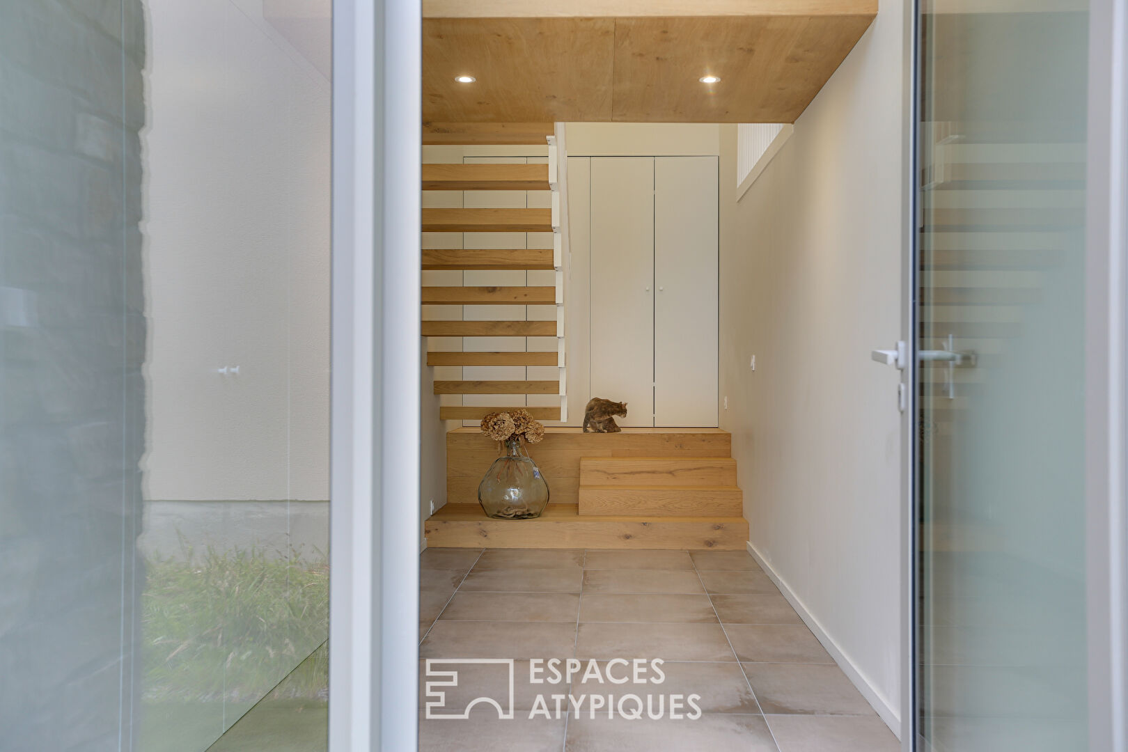 Minimalist elegance and open spaces close to the beaches