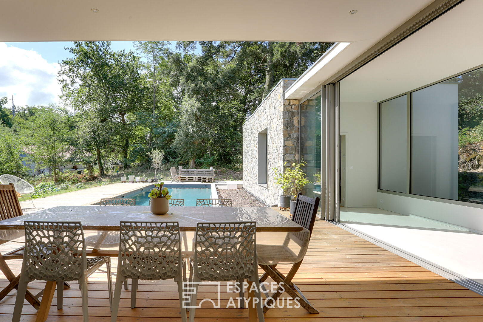 Minimalist elegance and open spaces close to the beaches