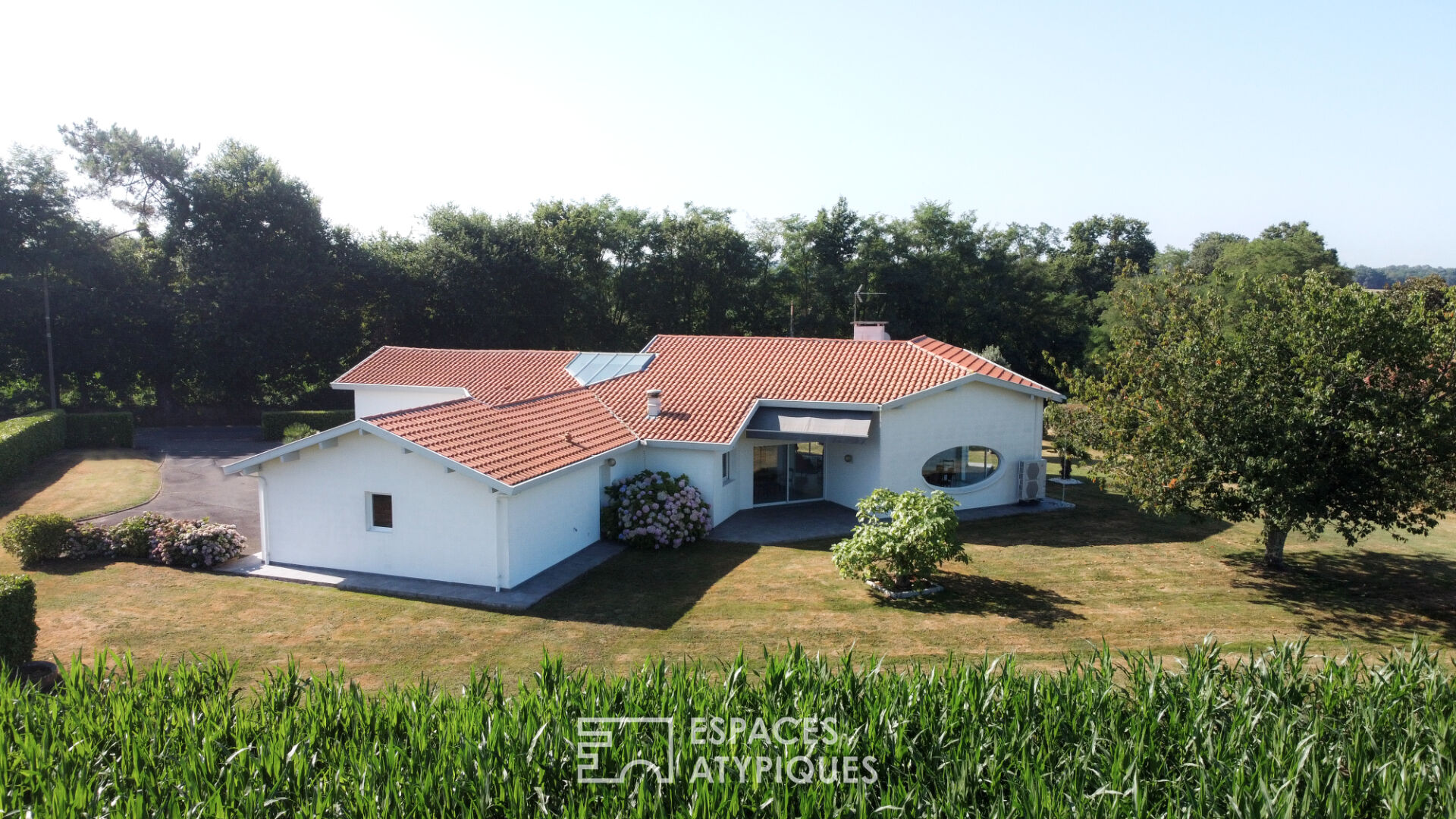 Villa contemporaine en étoile dans un écrin de verdure
