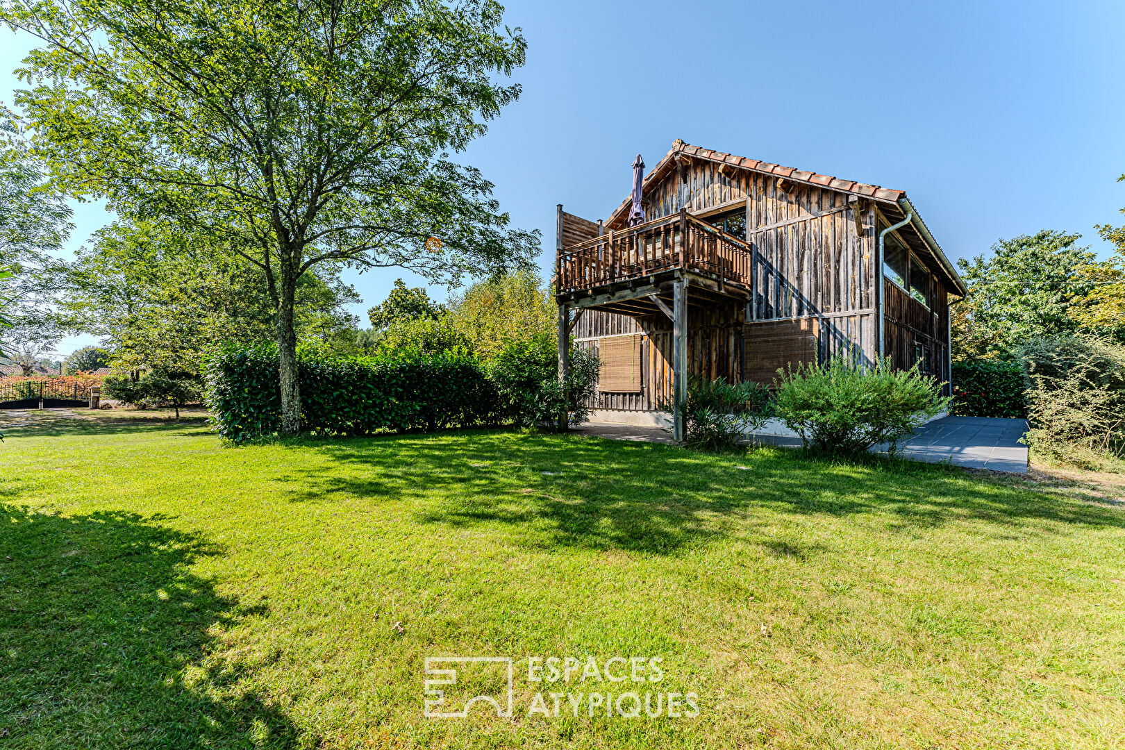 Propriété singulière et ses deux maisons en pleine nature