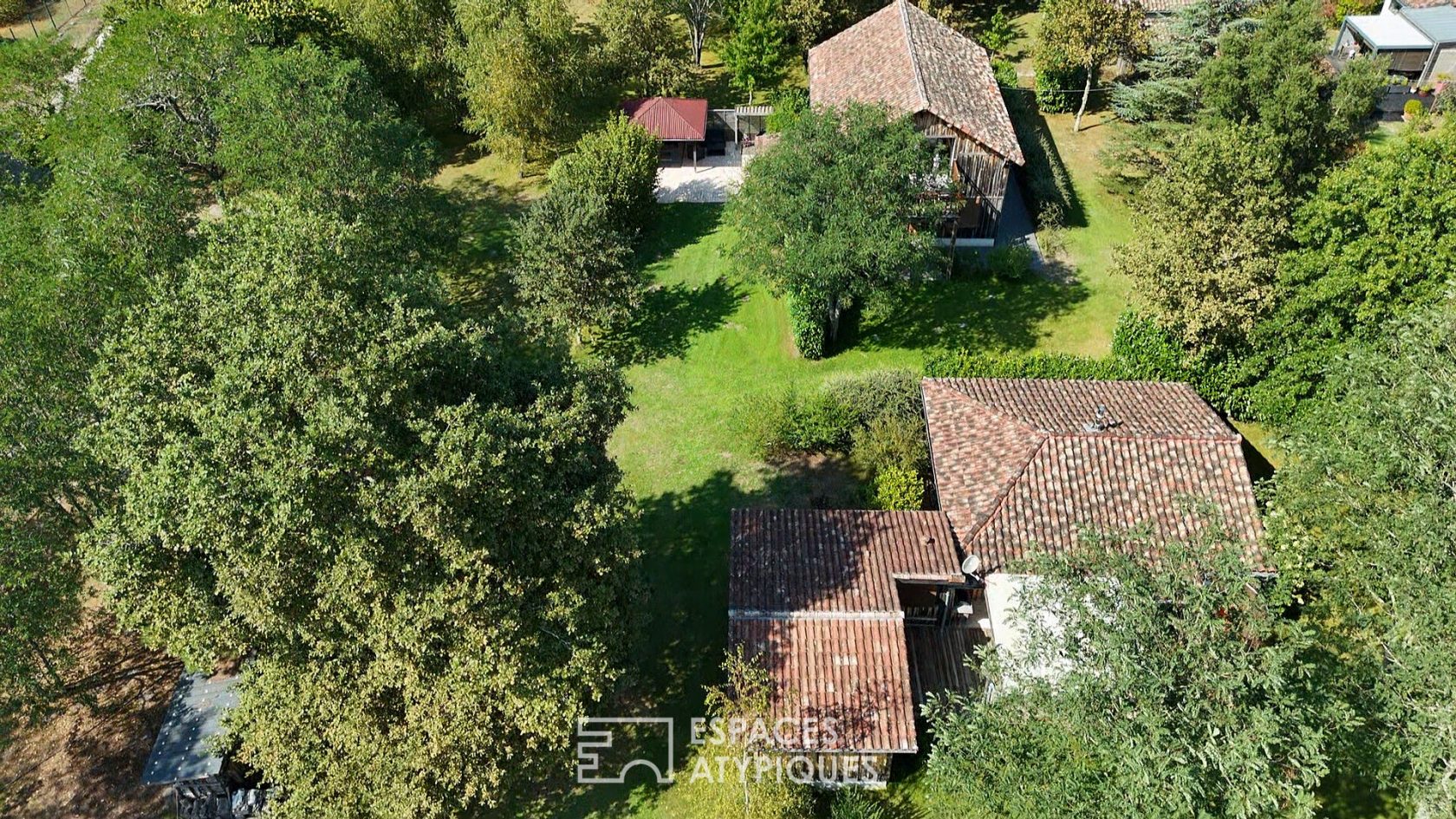 Propriété singulière et ses deux maisons en pleine nature