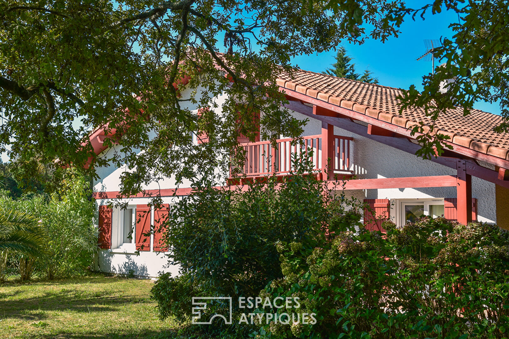 Maison avec piscine et son parc arboré