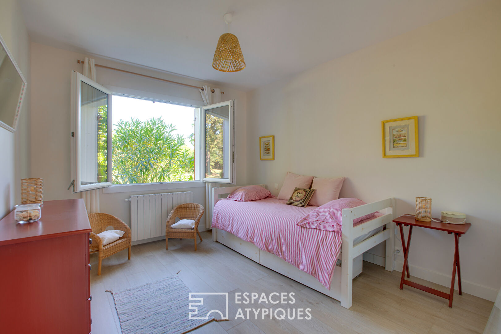 Maison avec piscine et son parc arboré