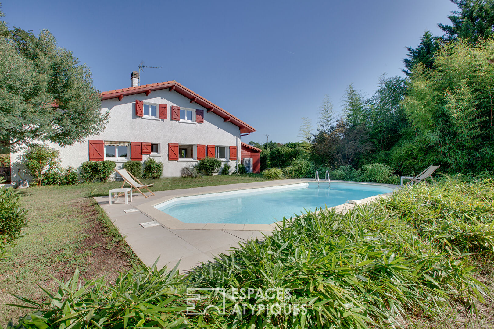 Maison avec piscine et son parc arboré