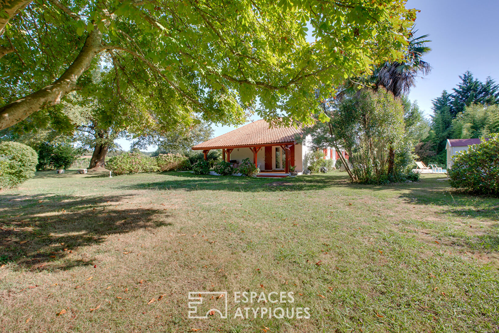 Maison avec piscine et son parc arboré