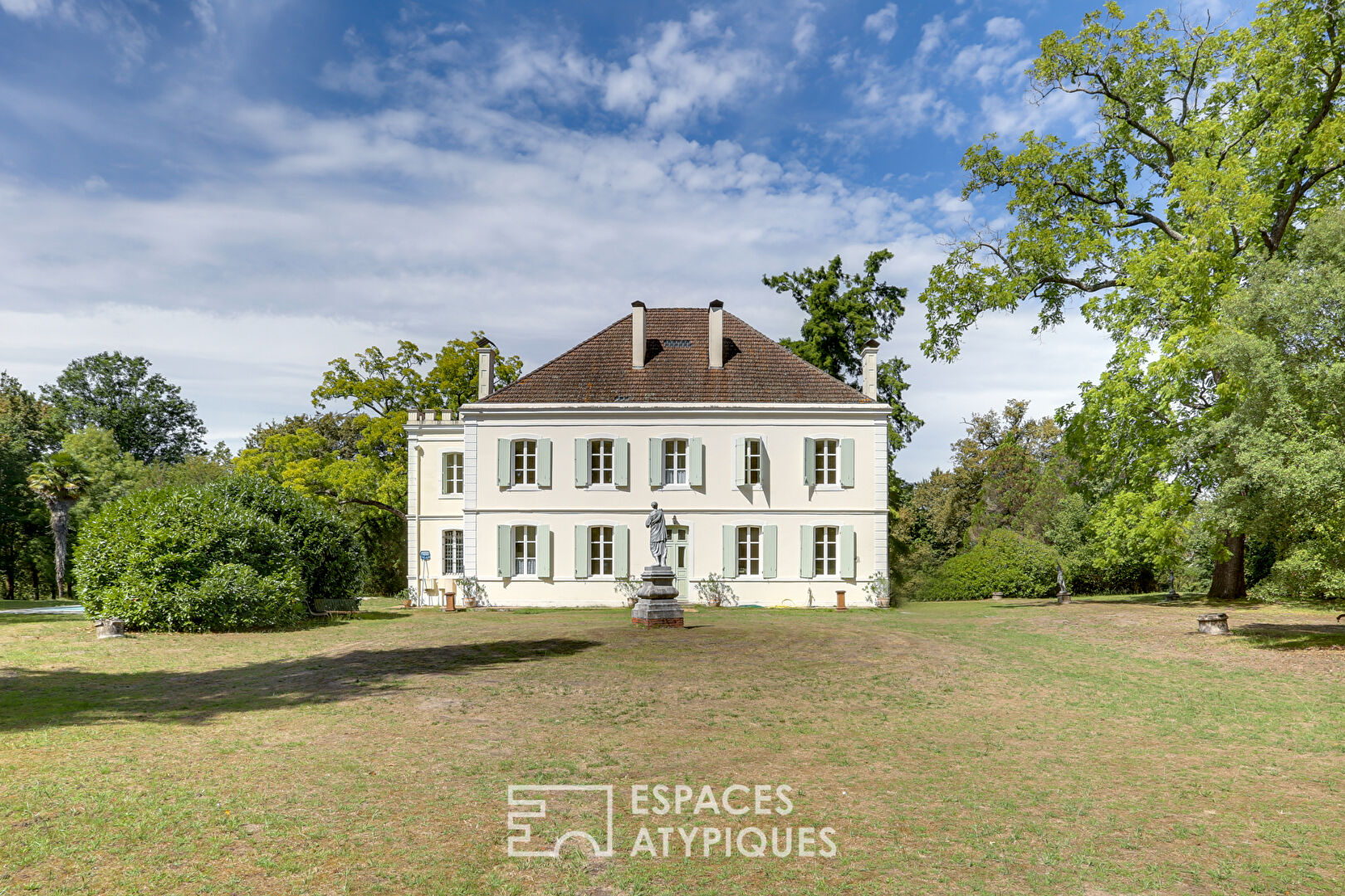Maison de maître, dépendances et son parc arboré