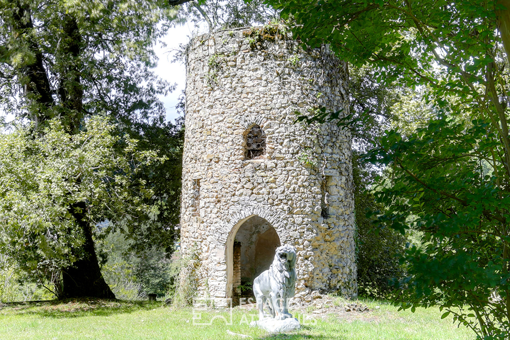 Maison de maître, dépendances et son parc arboré