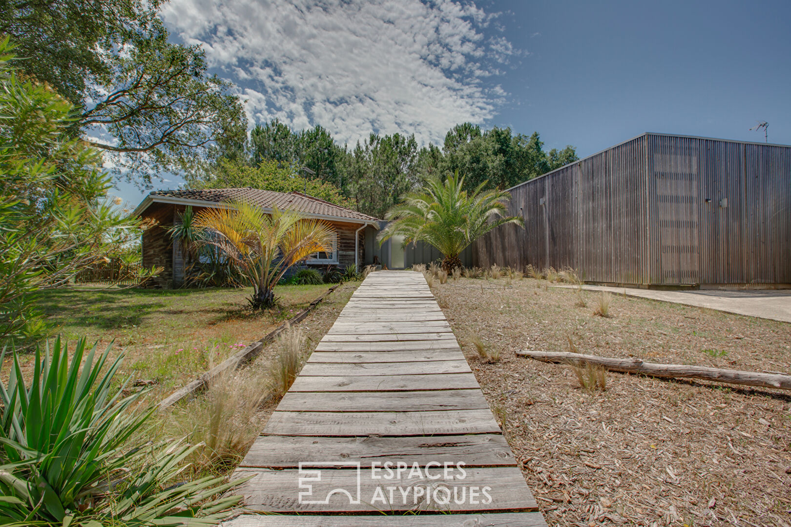 Villa d’architecte en bois à 2 km des plages