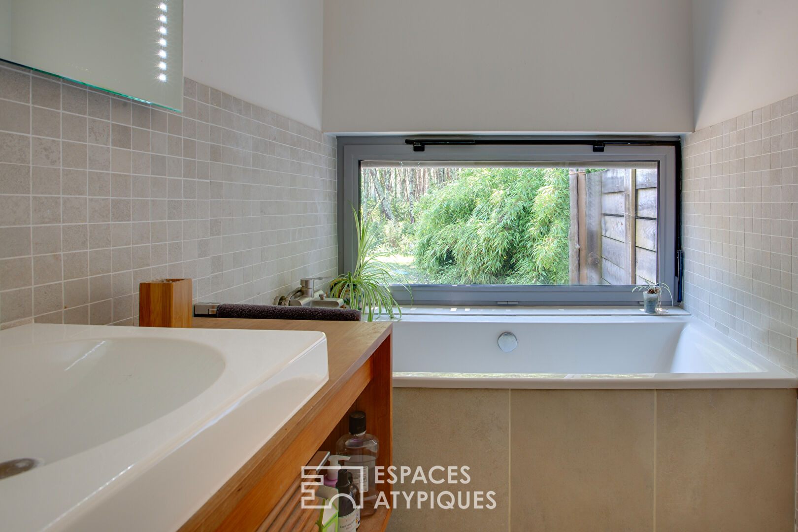 Villa d’architecte en bois à 2 km des plages