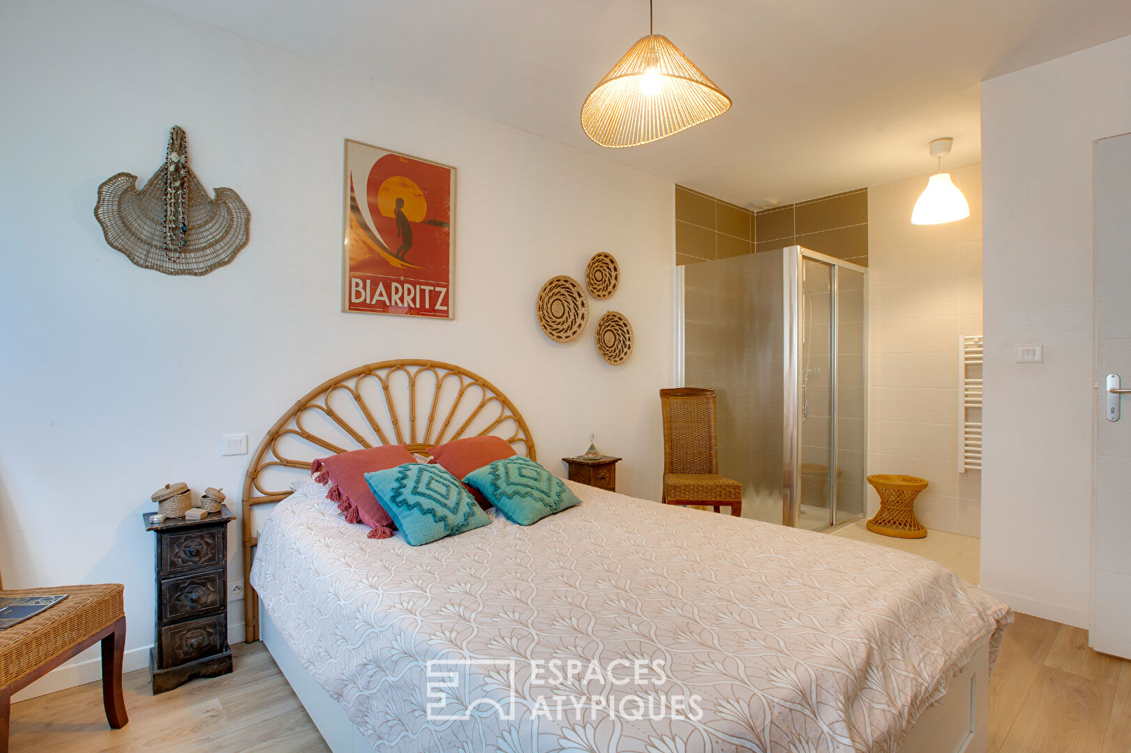 Villa avec piscine entre forêt et océan