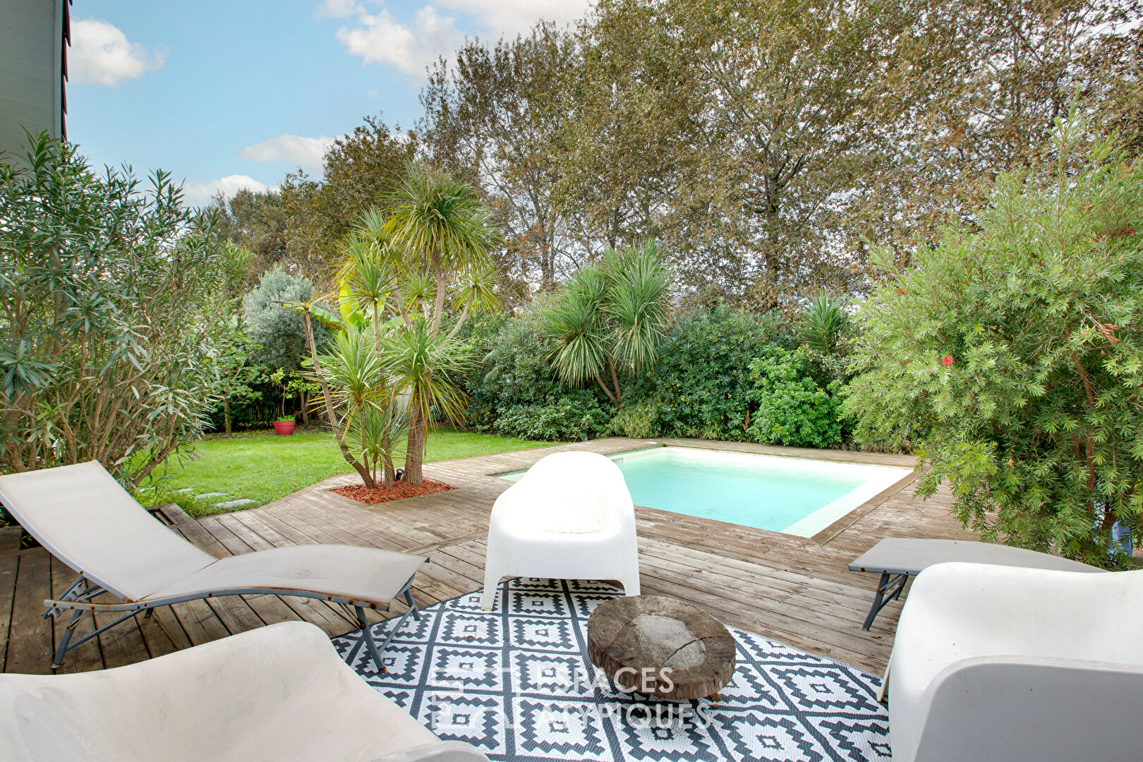 Villa avec piscine entre forêt et océan