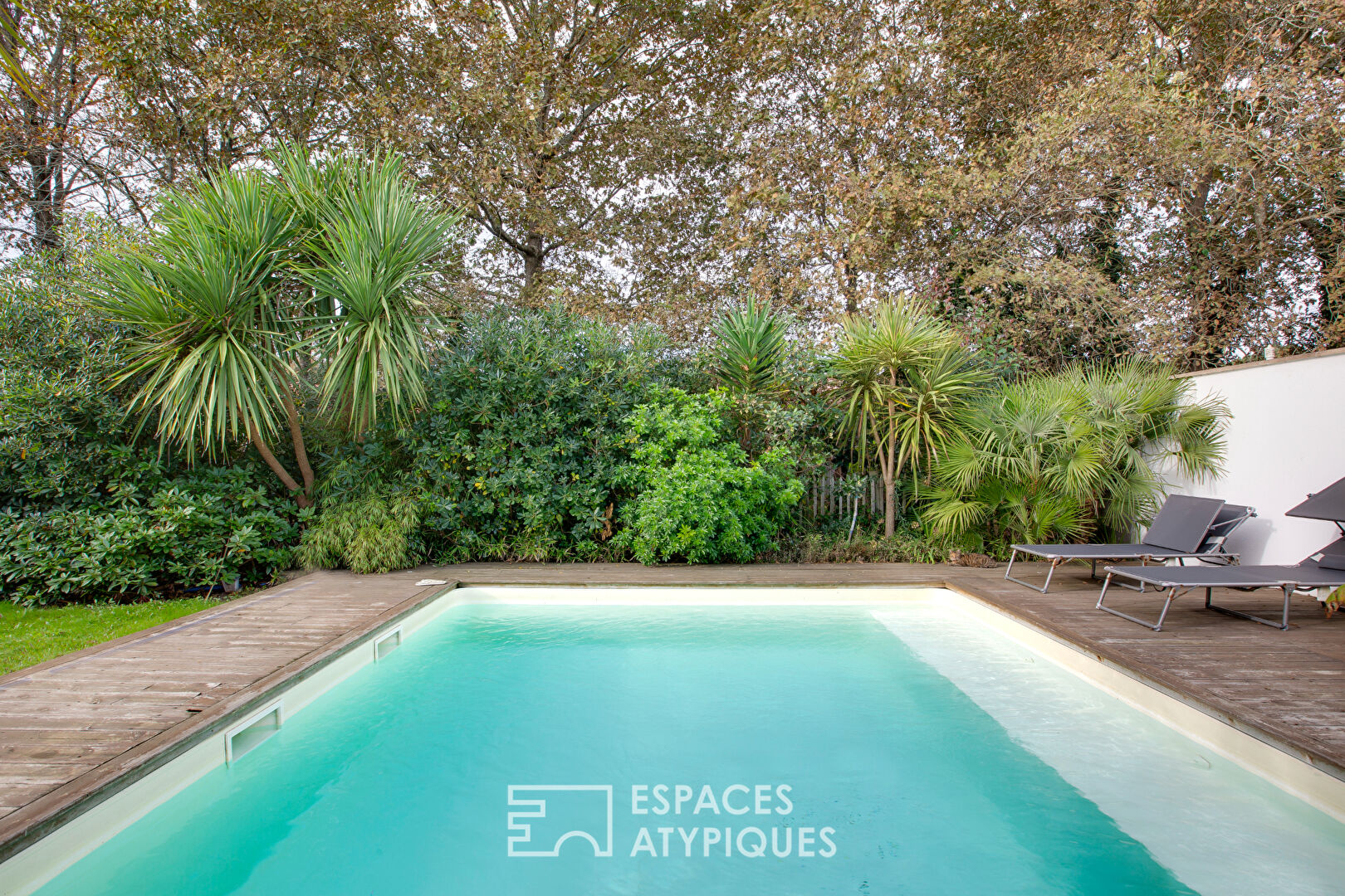 Villa avec piscine entre forêt et océan