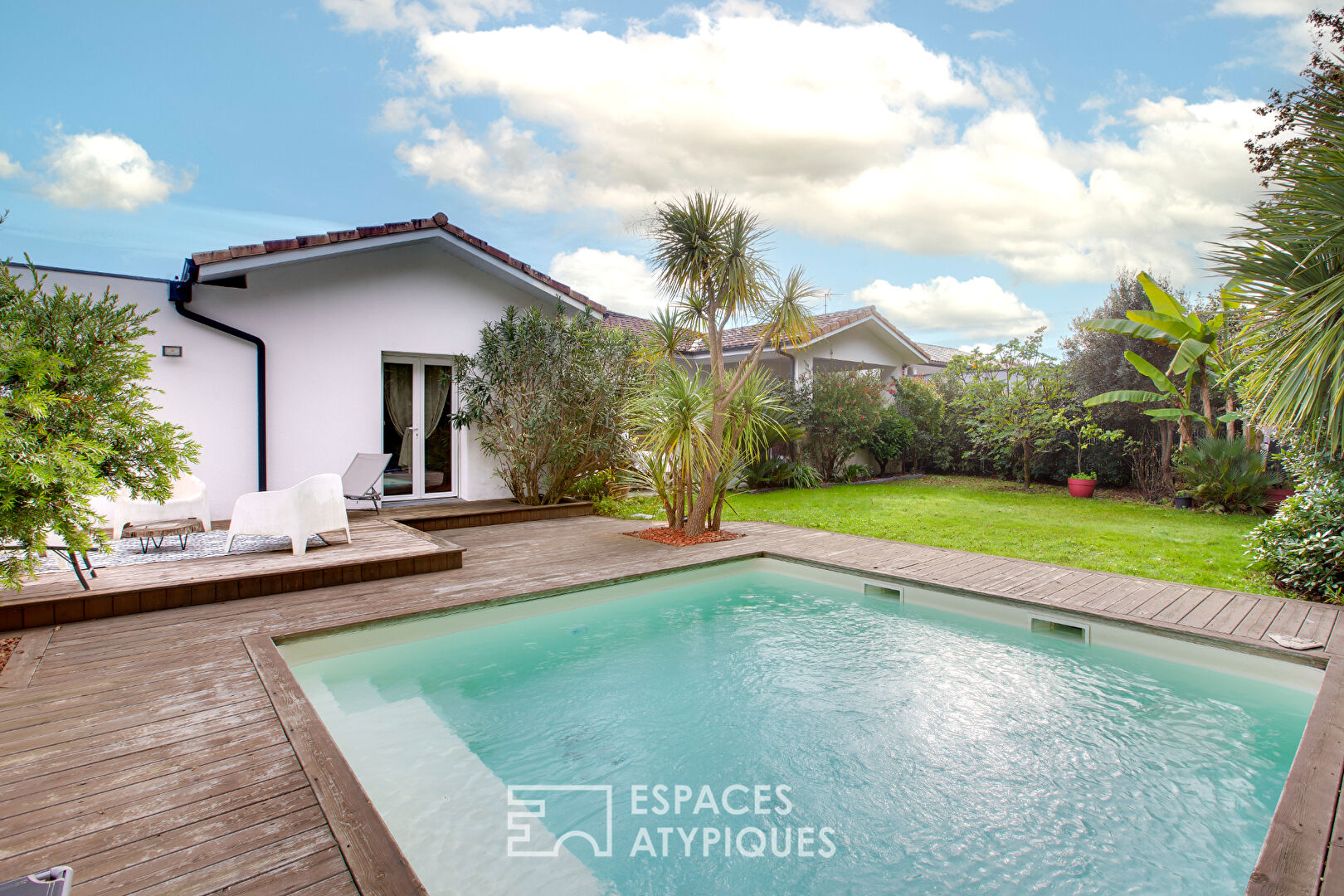 Villa avec piscine entre forêt et océan